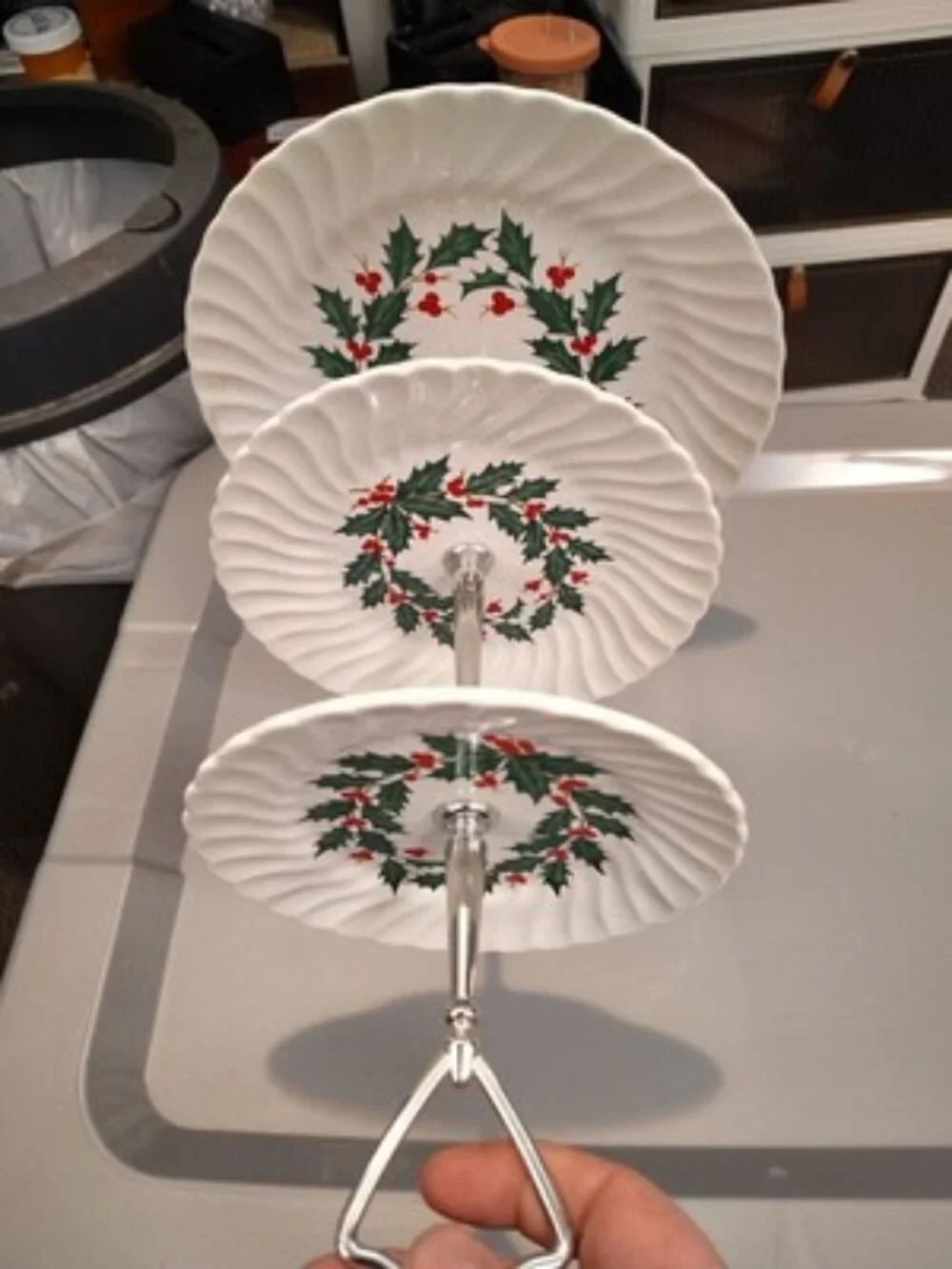 CHRISTMAS PLATE 3 TIERS OF 10, 7AND 6 INCH PLATES IN A HOLLY PATTERN BEAUTIFUL